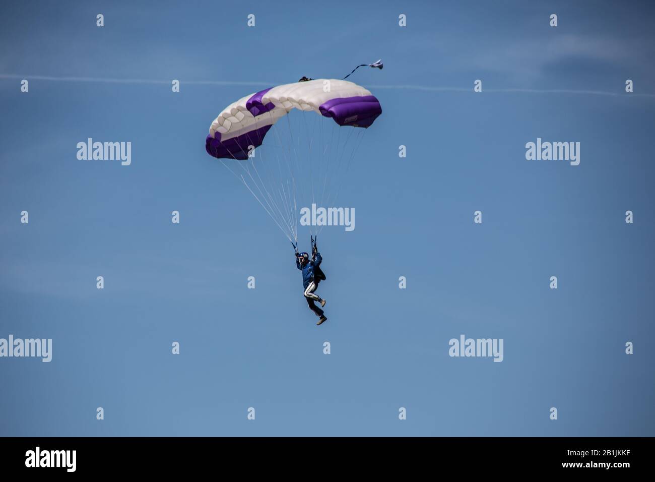 Fallschirmspringer im Flug Stockfoto