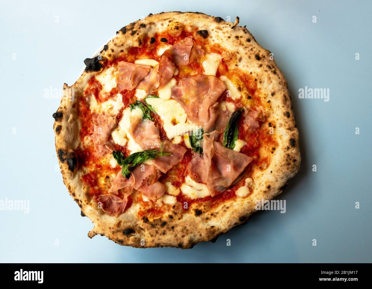 Pizza Margarita mit gekochtem Schinken Stockfoto