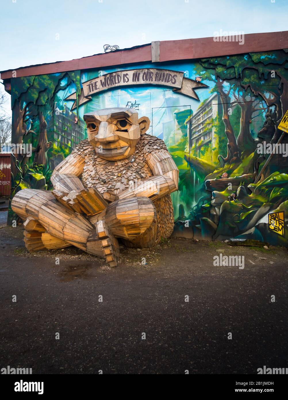 Berühmte Holz-Troll-Skulptur in Christjana freetown in Kopenhagen mit Wandbild im Hintergrund. Tagesschuss am bewölkten Tag, keine Menschen. Stockfoto