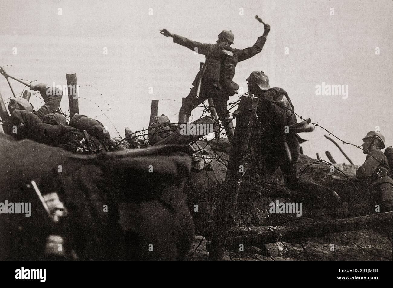 Ein französischer Soldat, der während der Schlacht um Verdun von 1916 eine Handgranate in Richtung deutscher Linien warf. Die Schlacht dauerte 302 Tage, die längste und eine der teuersten in der Geschichte der Menschheit, während der die Franzosen 377.231 und die Deutschen 337.000, insgesamt 714.231, erlitten. In Frankreich symbolisierte die Schlacht die Entschlossenheit der französischen Armee und die Destruktivität des Krieges. Stockfoto