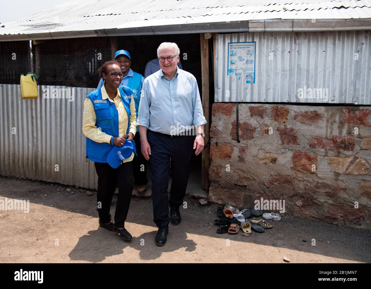 Kakuma, Kenia. Februar 2020. Bundespräsident Frank-Walter Steinmeier und Fathiaa Abdalla, Leiter des UN-Flüchtlingsprogramms UNHCR in Kenia, besuchen eine permanente Flüchtlingsunterkunft in Kalobeyei bei Kukuma. Kakuma ist eines der größten Flüchtlingslager des Landes. Bundespräsident Steinmeier ist auf einem dreitägigen Staatsbesuch in Kenia. Credit: Bernd von Jutrczenka / dpa / Alamy Live News Stockfoto