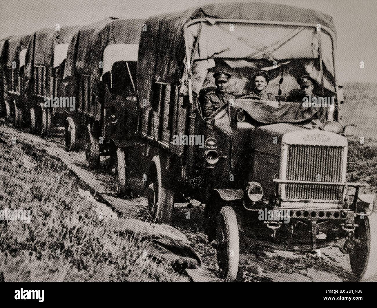 Amerikanische Truppen, die während der Schlacht von Saint-Mihiel, Frankreich, für die Linien aufmarschieren, kämpften vom 12. Bis 15. September 1918 in einer großen Schlacht im ersten Weltkrieg, bei der die American Expeditionary Forces (AEF) und 110.000 französische Truppen unter dem Kommando von General John J. Pershing von den Vereinigten Staaten gegen deutsche Stellungen eingesetzt wurden. Stockfoto