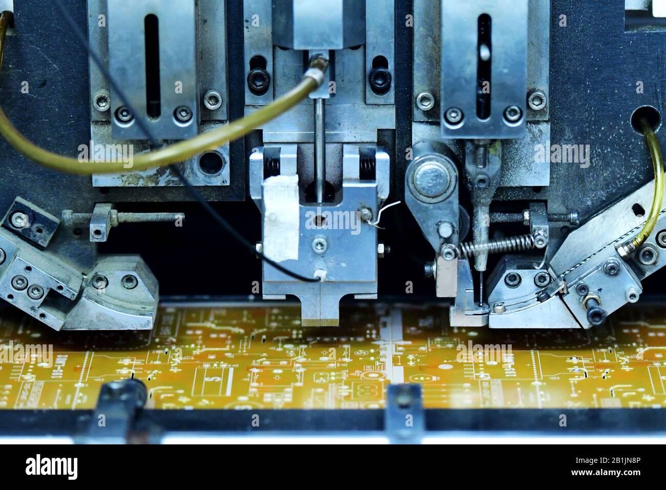 Am 26. Februar wird im Werk eines lokalen Elektronikunternehmens in Qingdao City, der ostchinesischen Provinz Shandong, eine integrierte Leiterplatte hergestellt Stockfoto