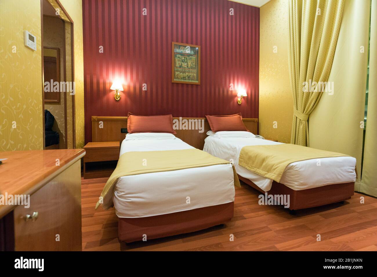 Hotelzimmer mit zwei Einzelbetten in Rom, Italien Stockfoto