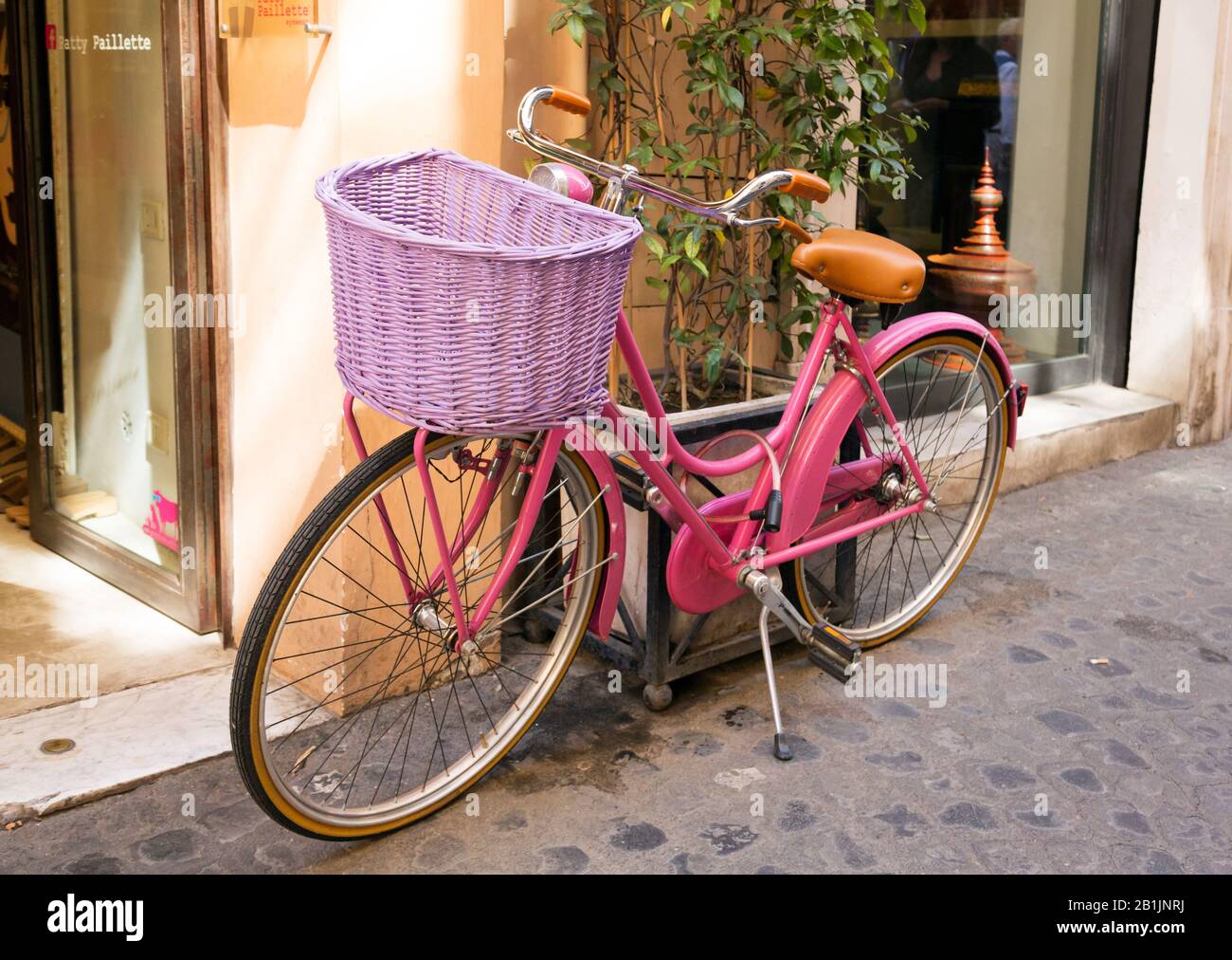 Fahrrad mit Korb in Rom, Italien Stockfoto