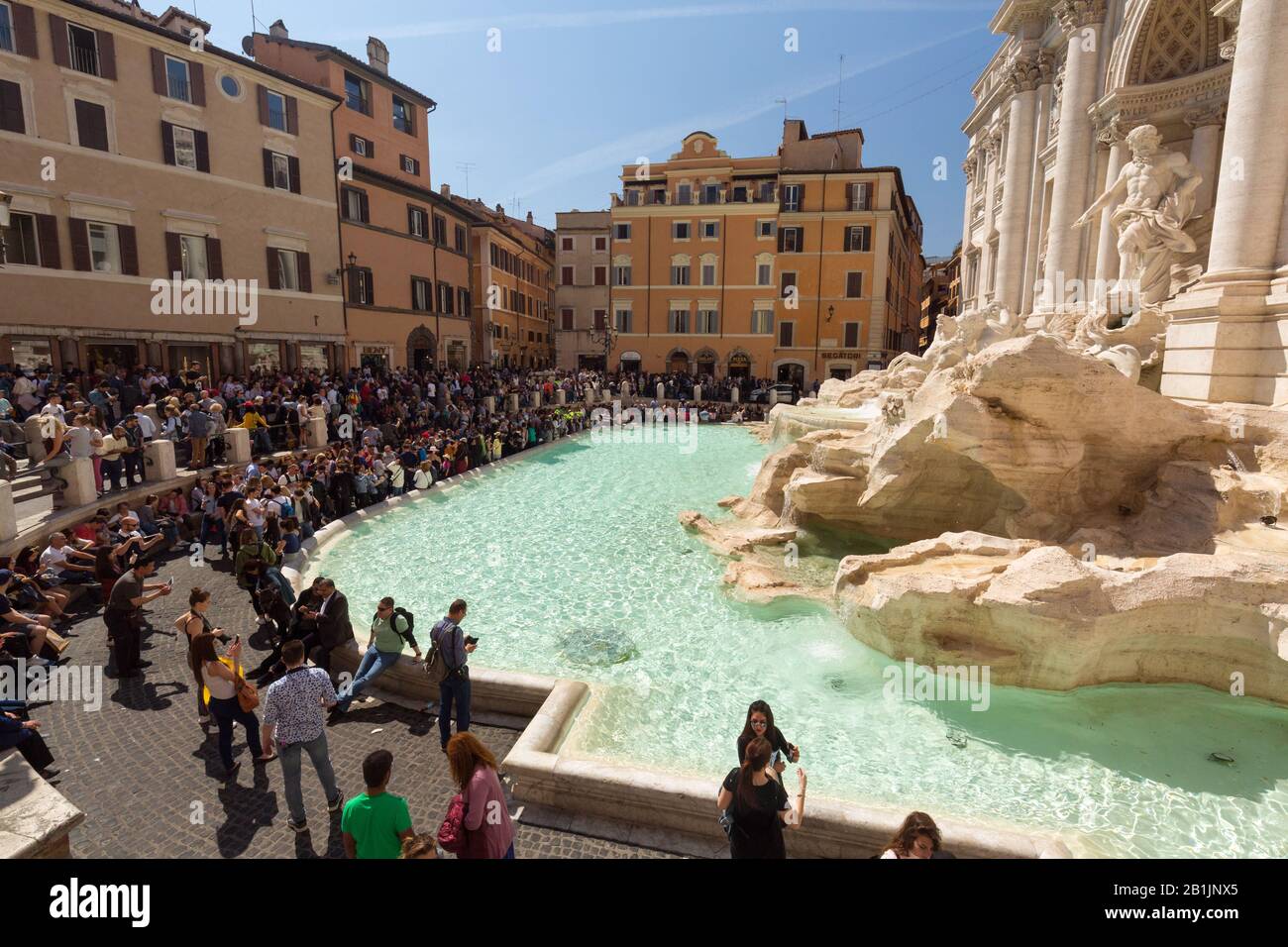 Touristen, die den Trevi-Brunnen in Rom, Italien, 2017 besuchen Stockfoto