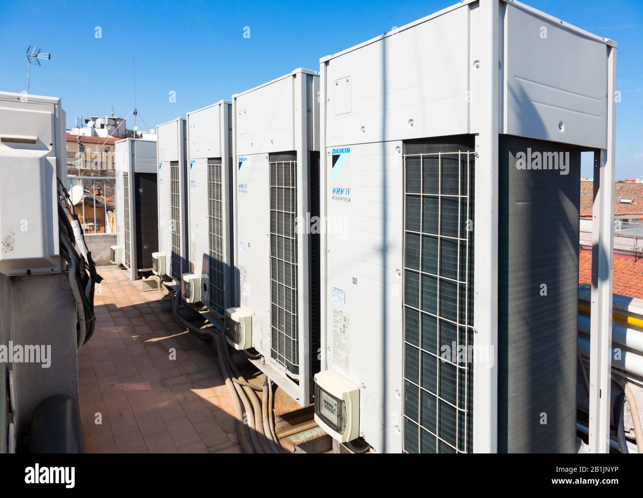 Klimaanlagen auf dem Dach von Daikin Stockfoto