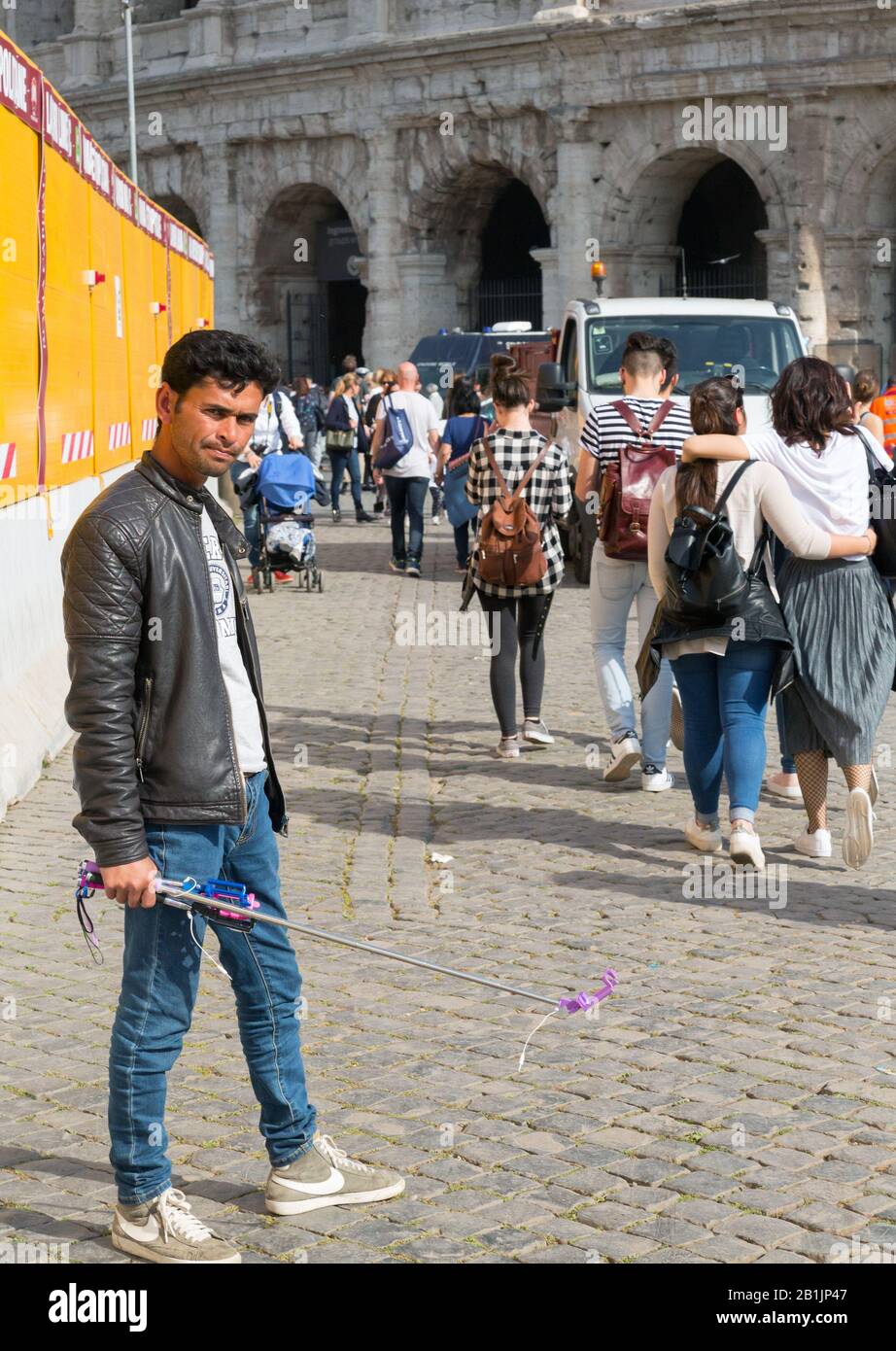 Der selfie-verkauf hält sich in einer Straße in Rom, Italien, an Touristen Stockfoto