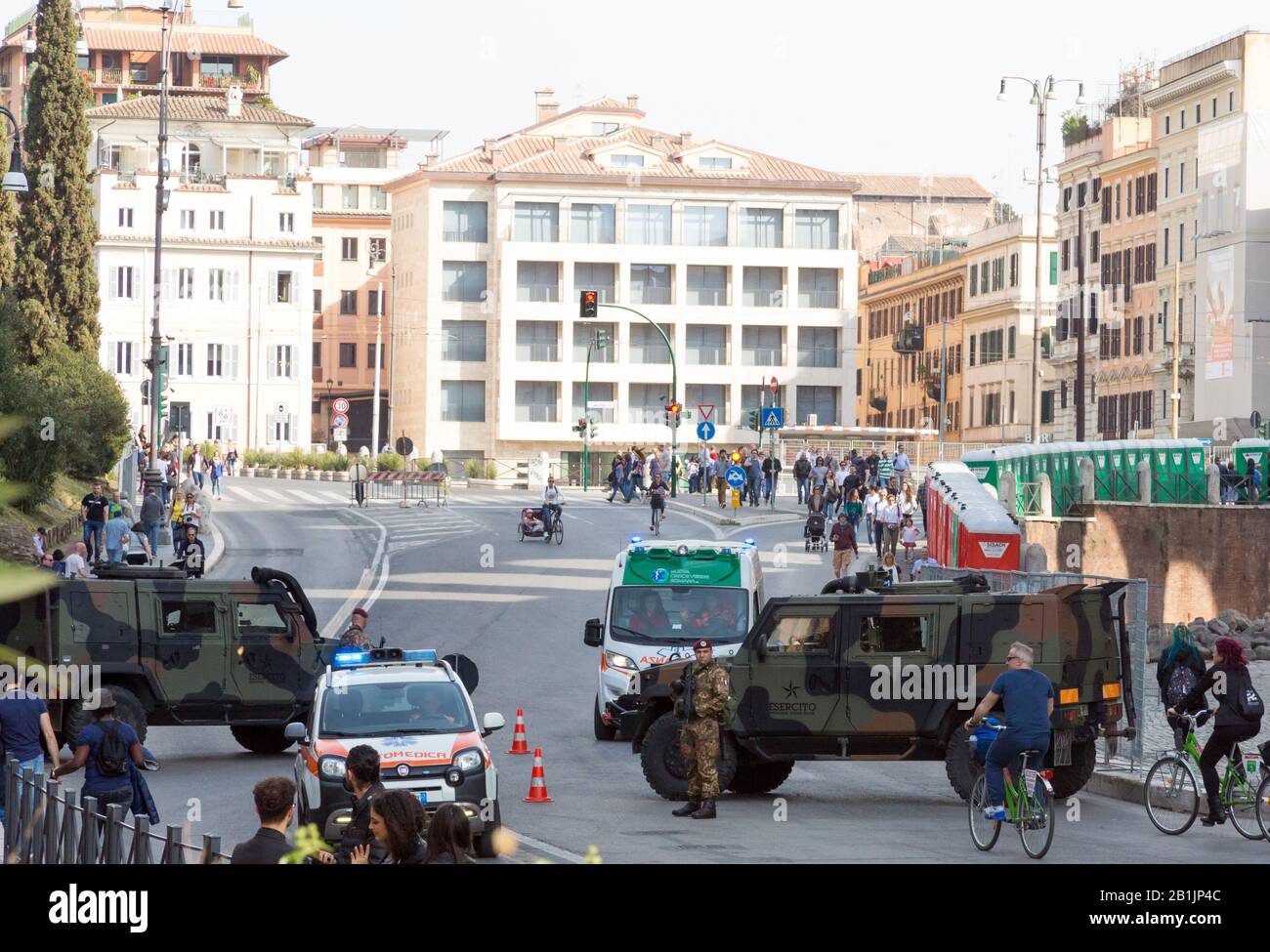 Soldaten in Rom für die Aufrechterhaltung der Sicherheit in der Stadt Stockfoto