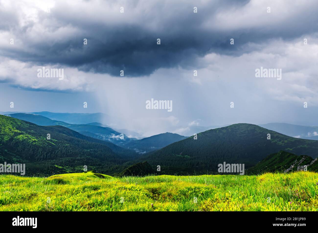 Erstaunliche Regenwolken in den Abendbergen. Schöne Natur der Karpaten. Landschaftsfotografie Stockfoto