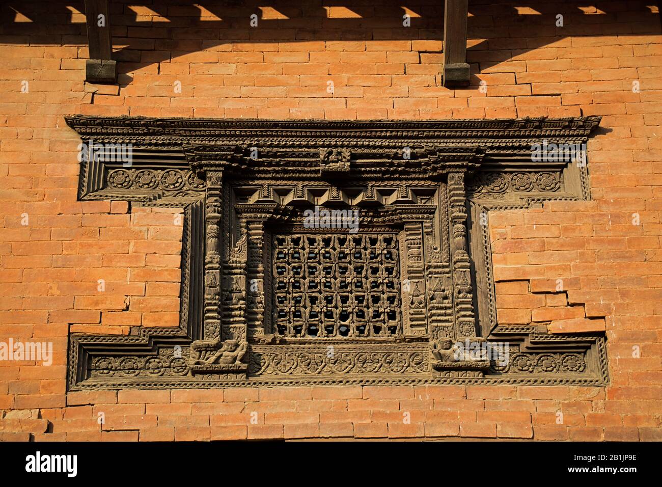 Holzfenster mit wundervollen Schnitzereien am Durban Square, Kathmandu, Nepal Stockfoto