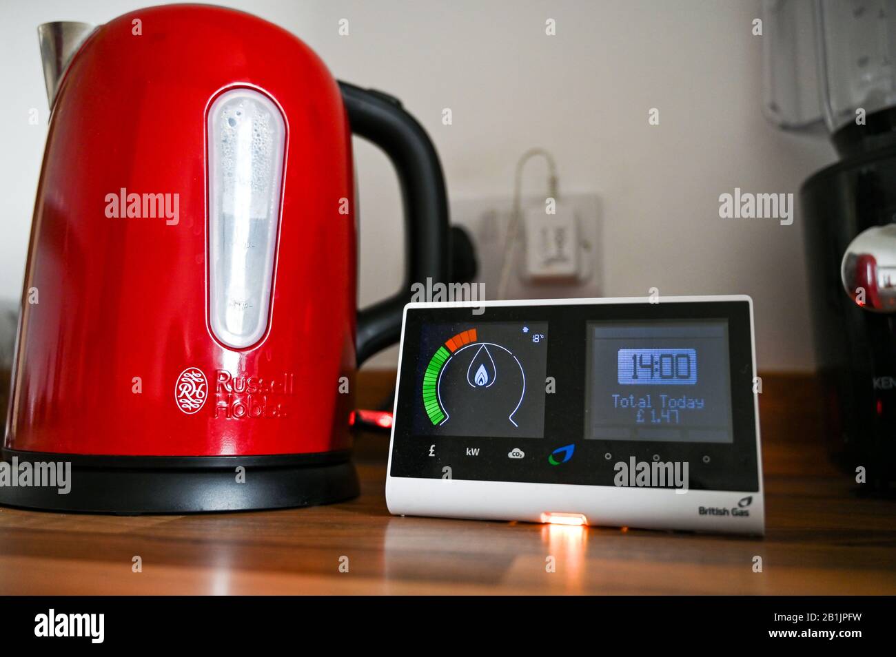British Gas Smart Meter zur Messung des Energieverbrauchs im Haus neben einem Russell Hobbs Wasserkocher in der Küche Stockfoto