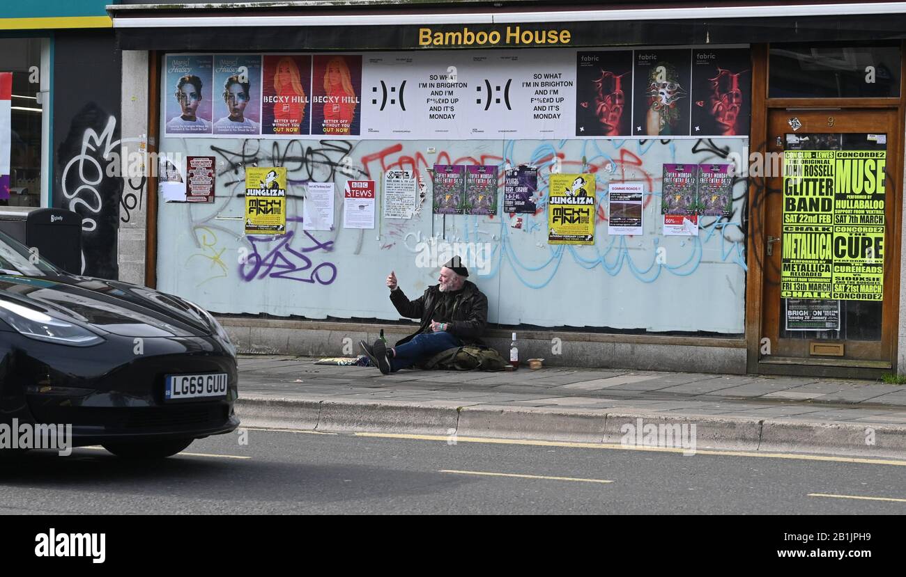 Straßentrinker mit Flaschen neben ihm bettelten in der London Road Brighton Stockfoto