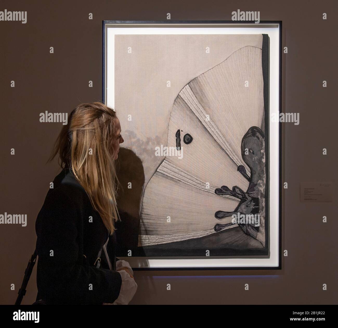 Sotheby's, London, Großbritannien. Februar 2020. Sotheby's Co-Host Human Touch mit führender Wohltätigkeitsorganisation Fine Cell Work, eine Ausstellung von einzigartigen Kunstwerken zeitgenössischer Künstler in Zusammenarbeit mit Gefangenen (Hefter in britischen Gefängnissen) zu einzigartigen Kunstwerken, vom 26. Februar bis 3. März 2020. Bild: Künstlerin Carolina Mazzolari mit Void, 2019. Startpreis £3.000. Kredit: Malcolm Park/Alamy Live News. Stockfoto