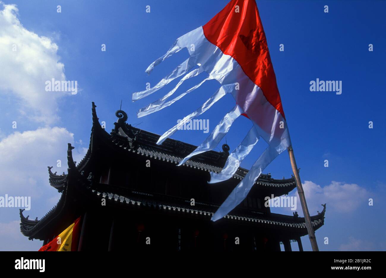 Suzhou China. Panmen Gate, Silhouette gegen einen blauen Himmel, traditionelle Fahne im Vordergrund. Stockfoto