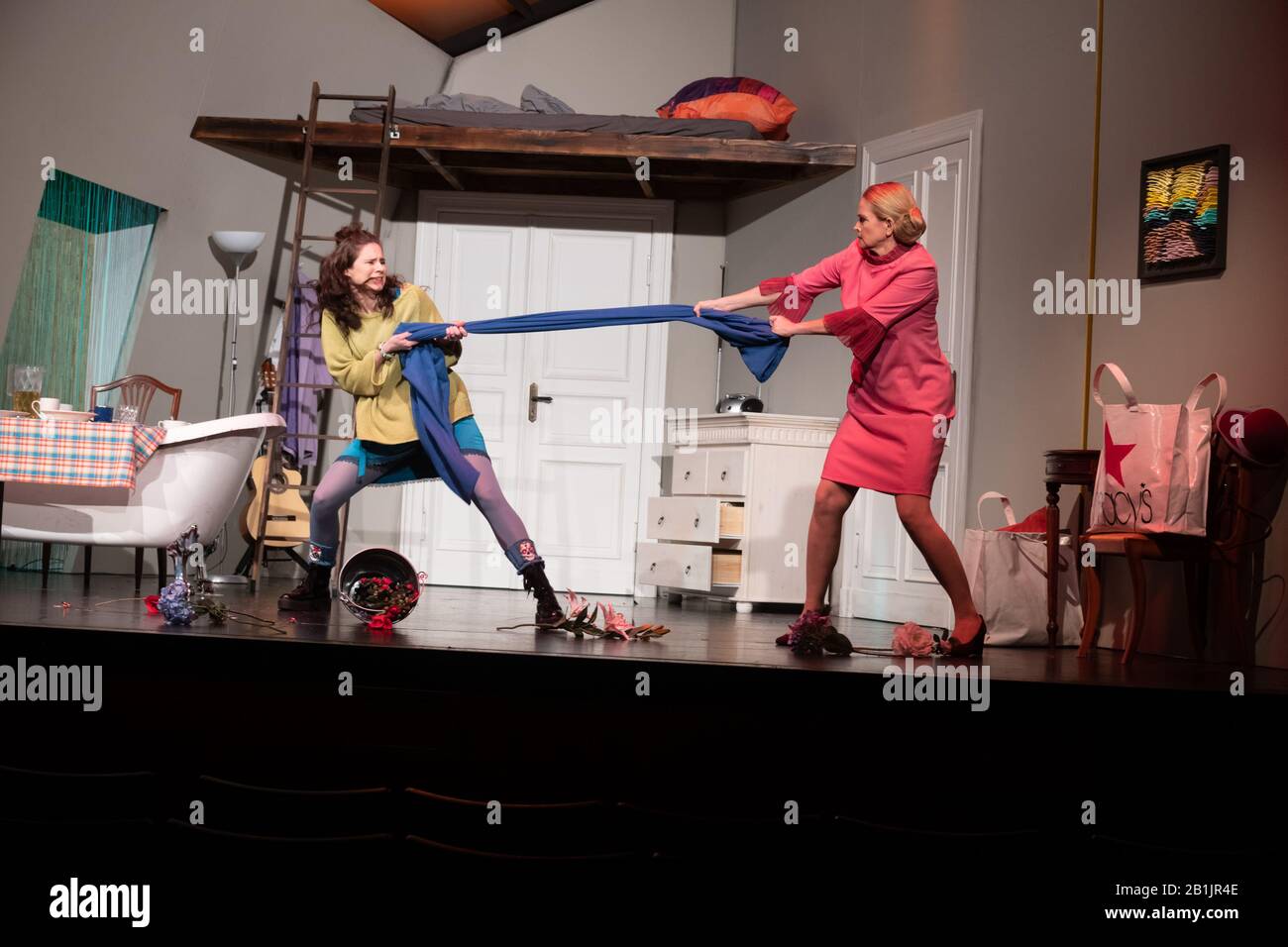 Helen Barke (als Jill Tanner), Julia Biedermann (als Mrs. Baker