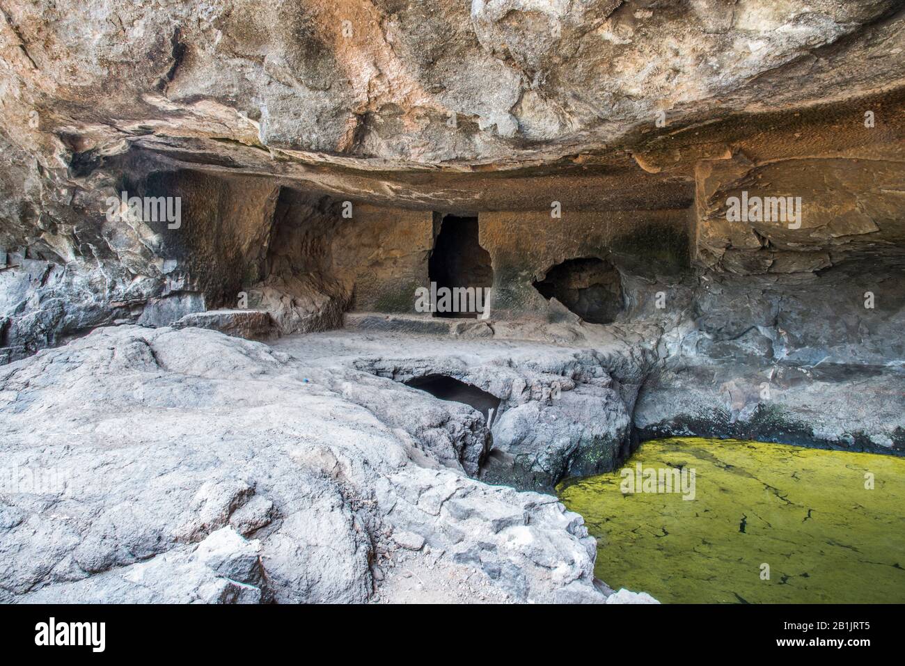 Kondana-Höhlen, Karjat, Maharashtra, Indien: Allgemeiner Blick auf das extreme Ende (Osten) mit riesigen Wasserkistern im Vordergrund. Stockfoto