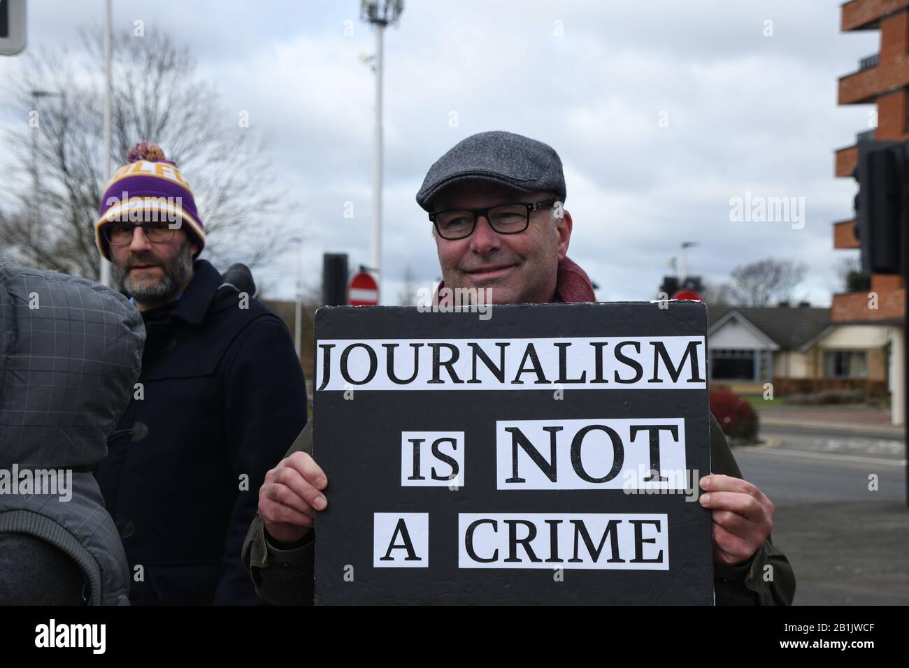 London, Großbritannien. Februar 2020. Aktivisten von Frence, Gemany, Netherland protestor for Freedom of Speech for Global Protest - Free Assage Road Blockade in outside the Woolwich Crowd Court London, Großbritannien. Credit: Picture Capital/Alamy Live News Stockfoto