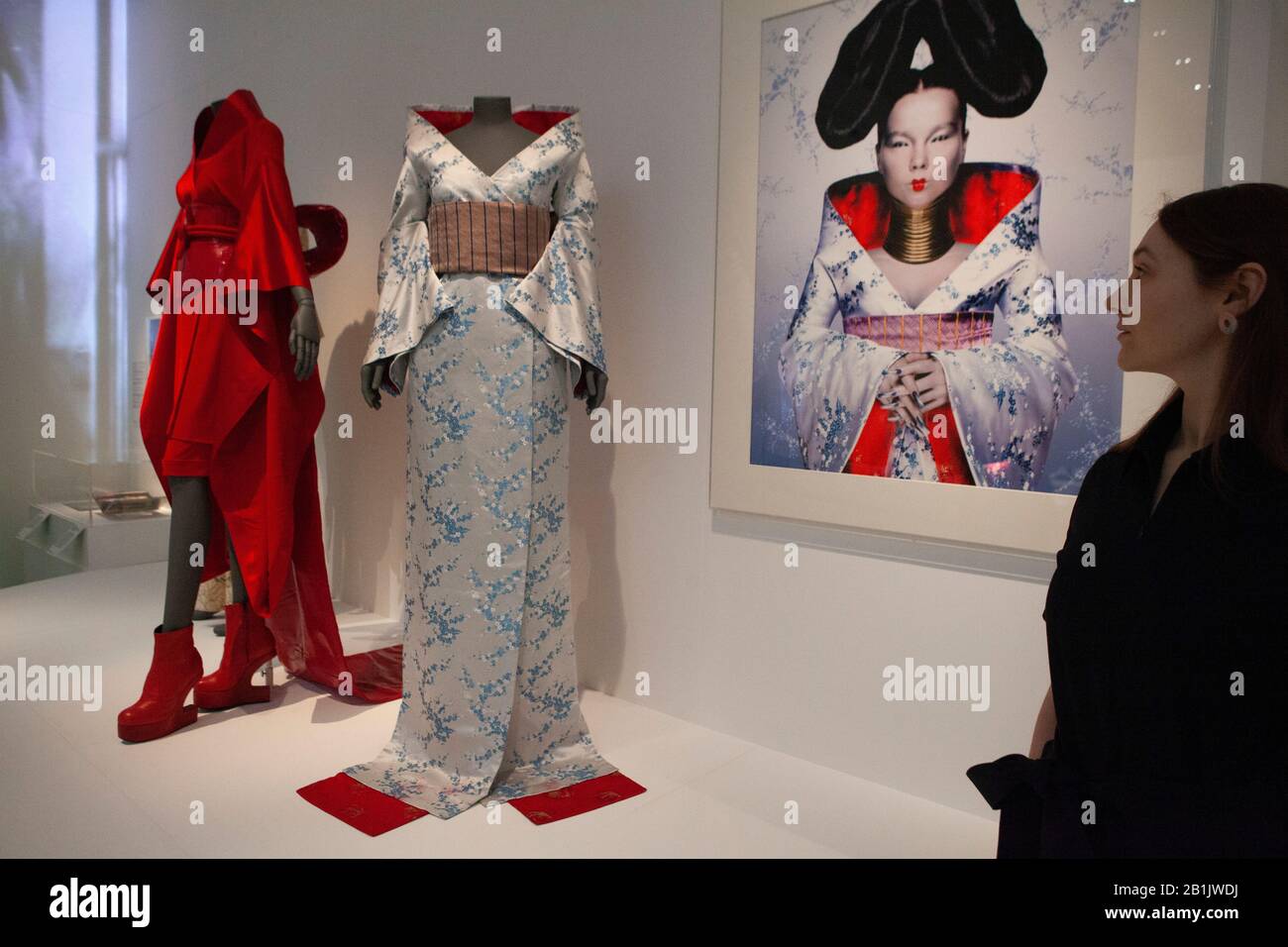 Außergewöhnliche Kimonos, darunter ein roter von Jean Paul Gaultier für Madonna gefertigter Kimonos und der silberne von Alexander McQueen für Bjorks Homogene-Album-Cover von 1997, werden auf der Ausstellung des V&A-Museums "Kimono: Kyoto to Catwalk" gezeigt, die am 29. Februar eröffnet wird. Stockfoto