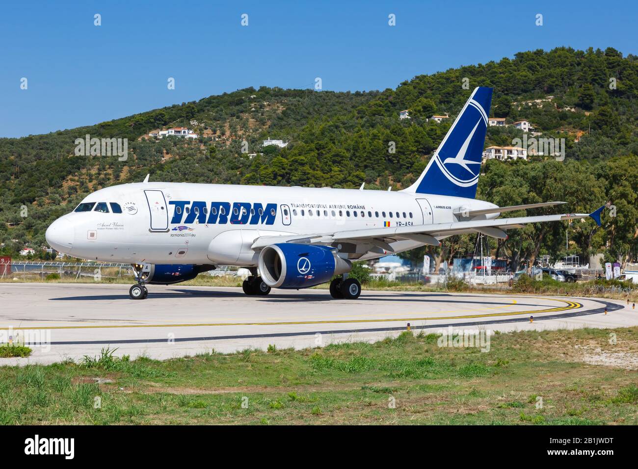 Skiathos, Griechenland - 27. Juli 2019: Tarom Airbus A318 Flugzeug auf dem Flughafen Skiathos (JSI) in Griechenland. Airbus ist ein europäischer Flugzeughersteller mit Sitz in Stockfoto