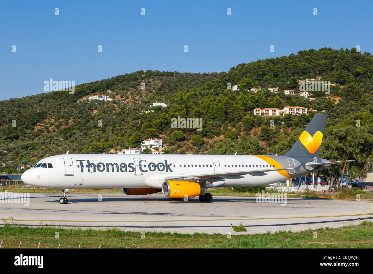 Skiathos, Griechenland - 2. August 2019: Airbus A321 von Thomas Cook auf dem Flughafen Skiathos (JSI) in Griechenland. Airbus ist ein europäischer Flugzeughersteller BA Stockfoto