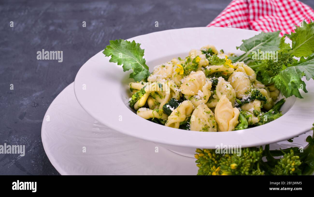 Orecchiette alla pugliese, hausgemachte italienische Pasta. Orecchiette mit Rüppeln. Traditionelles Essen im Süden Italiens, auf weißem Grund. Kopierbereich Stockfoto