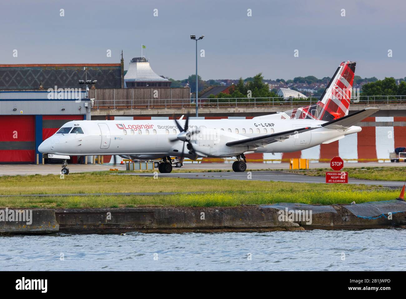 London, Großbritannien - 7. Juli 2019: Flugzeug Loganair Saab 2000 am Flughafen London City (LCY) in Großbritannien. Stockfoto