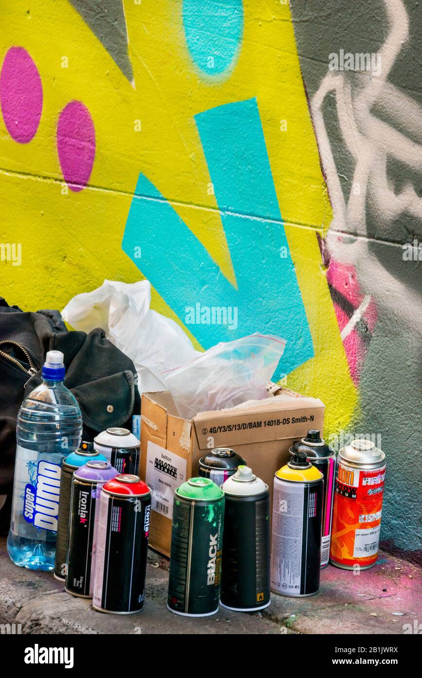Nahaufnahme von Sprühdosen zum Anstreichen von Graffiti in der Hosier Street, Melbourne Lanes, Melbourne, Victoria, Australien Stockfoto