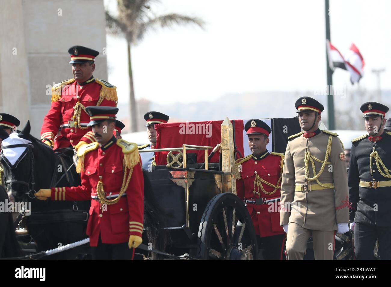 Kairo, Ägypten. Februar 2020. Die Fahne, die den Sarg des ehemaligen ägyptischen Präsidenten Husni Mubarak drapierte, liegt auf einem gezogenen Pferdewagen während seiner Militärbestattung in der El-Moscheer Tantawy Moschee. Mubarak, der drei Jahrzehnte Ägypten regierte, starb am Dienstag in einem Krankenhaus in Kairo im Alter von 91 Jahren. Credit: Gehad Hammy / dpa / Alamy Live News Stockfoto