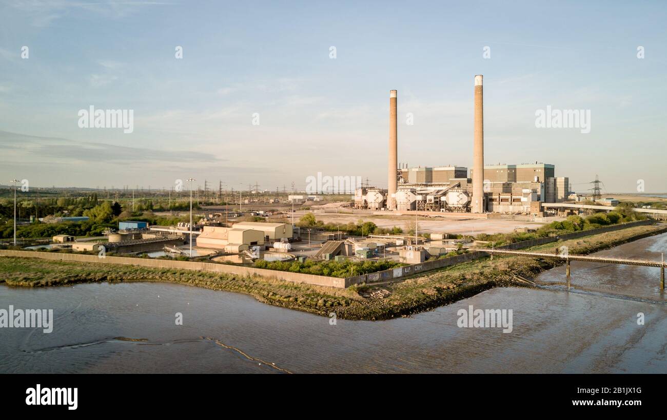 Ein Luftbild der stillgelegten fossilen Heizkraftwerke Tilbury A und B am Ufer der Themse in Essex, England. Stockfoto