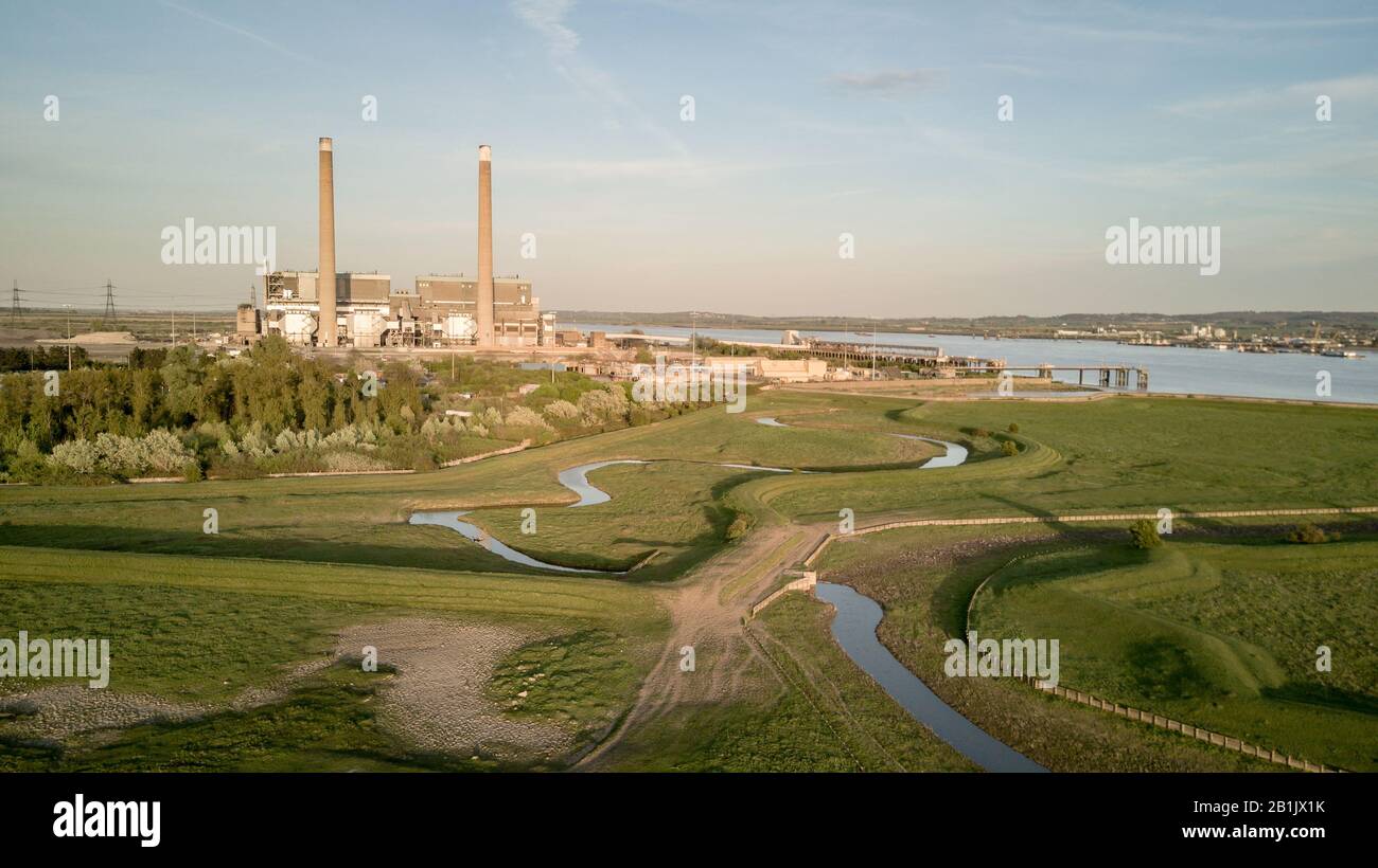 Tilbury Power Stations, Essex. Die stillgelegten Kohlekraftwerke mit Pylonen hinter der Energiezufuhr in das britische National Grid Electricity Network. Stockfoto