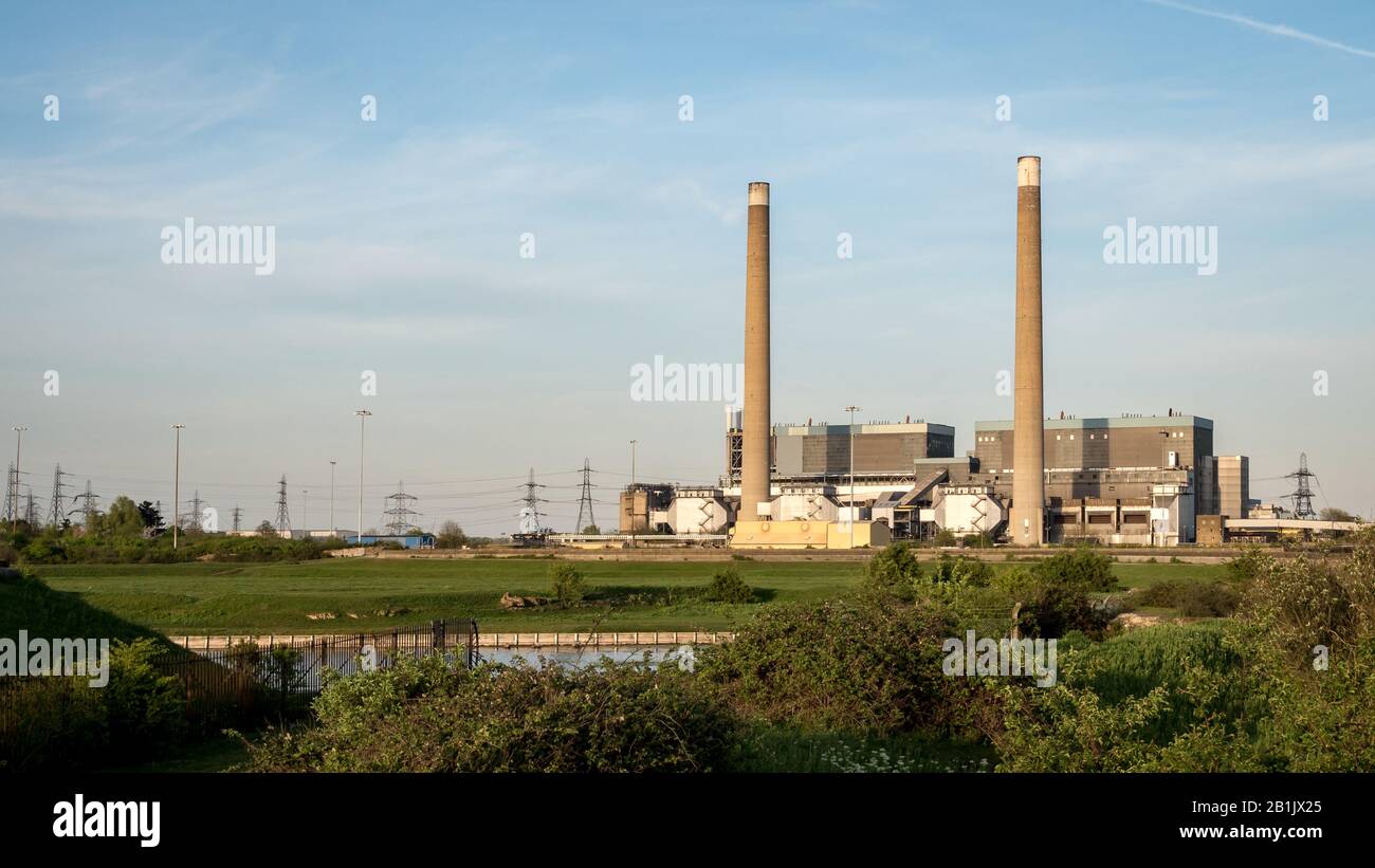 Tilbury Power Stations. Die stillgelegten Kohlekraftwerke mit Pylonen hinter der Energiezufuhr in das britische National Grid Electricity Network. Stockfoto