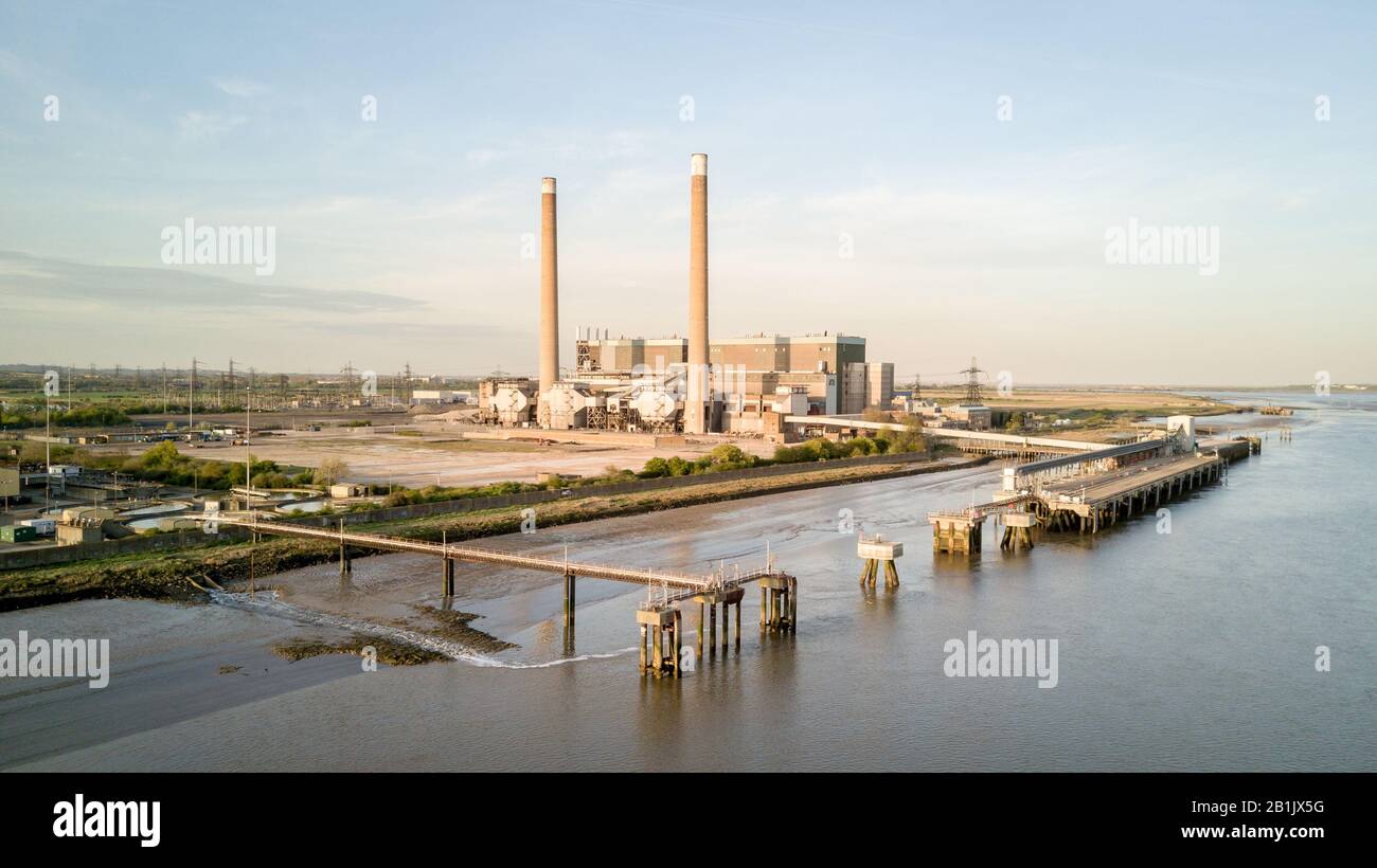 Tilbury Power Stations, Essex, Großbritannien. Die stillgelegten fossilen Kraftwerke Tilbury A und B am Ufer der Themsemündung, England. Stockfoto
