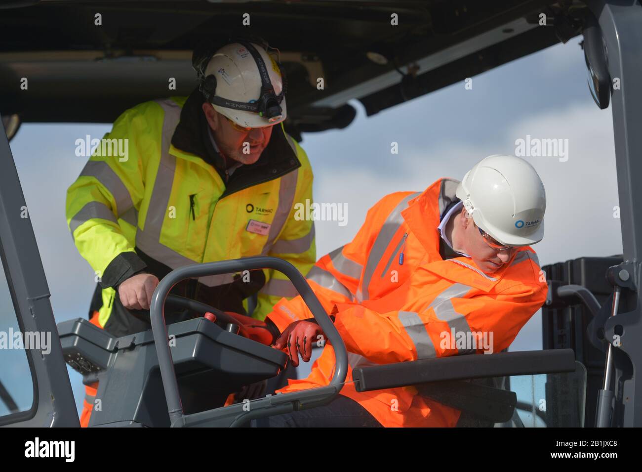 Der Herzog von Cambridge (rechts) betreibt einen Asphaltfertiger während eines Besuchs im Tarmac National Skills and Safety Park in Nottinghamshire. Stockfoto