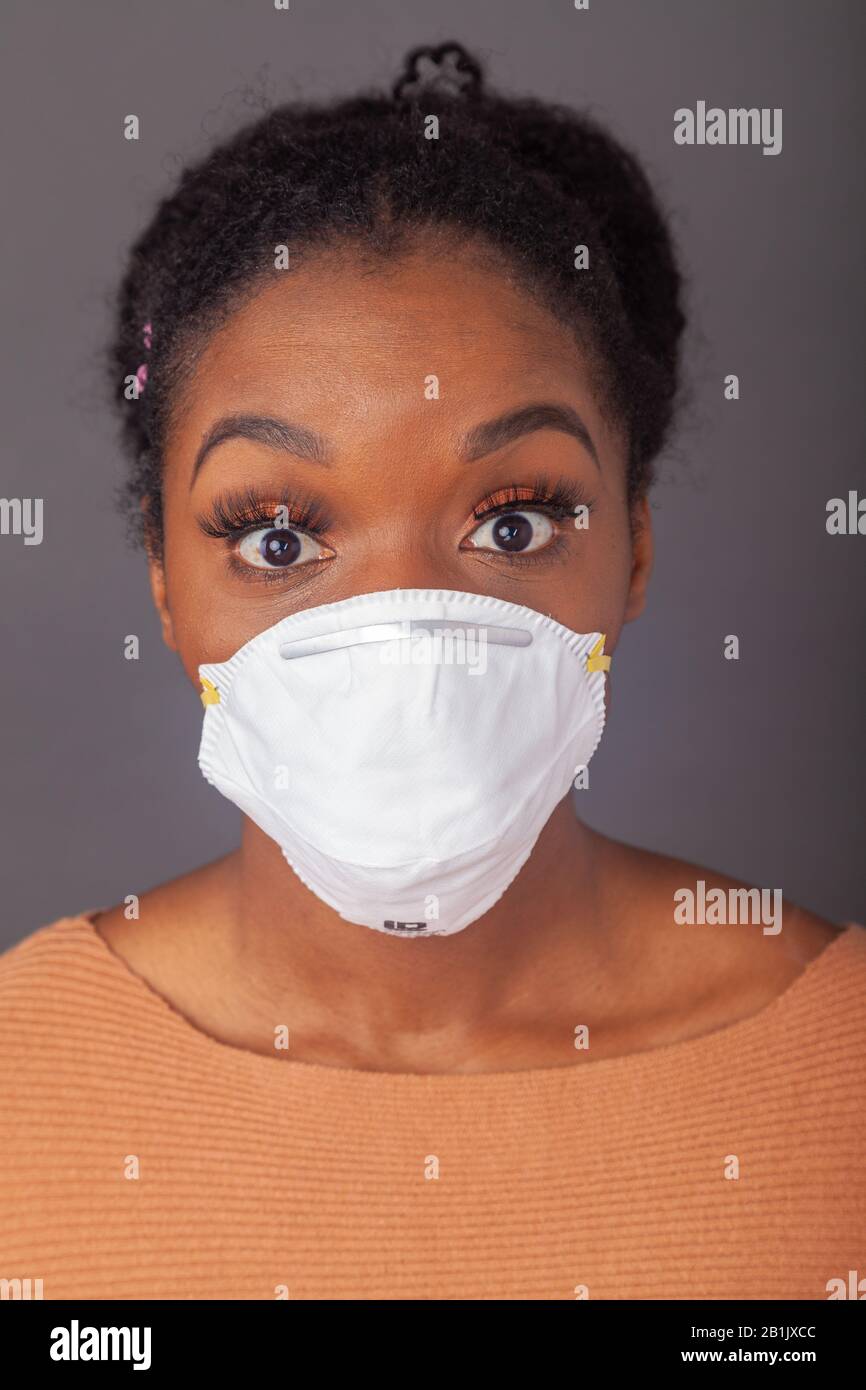 Junge Frau mit Gesichtsschutzmaske Stockfoto