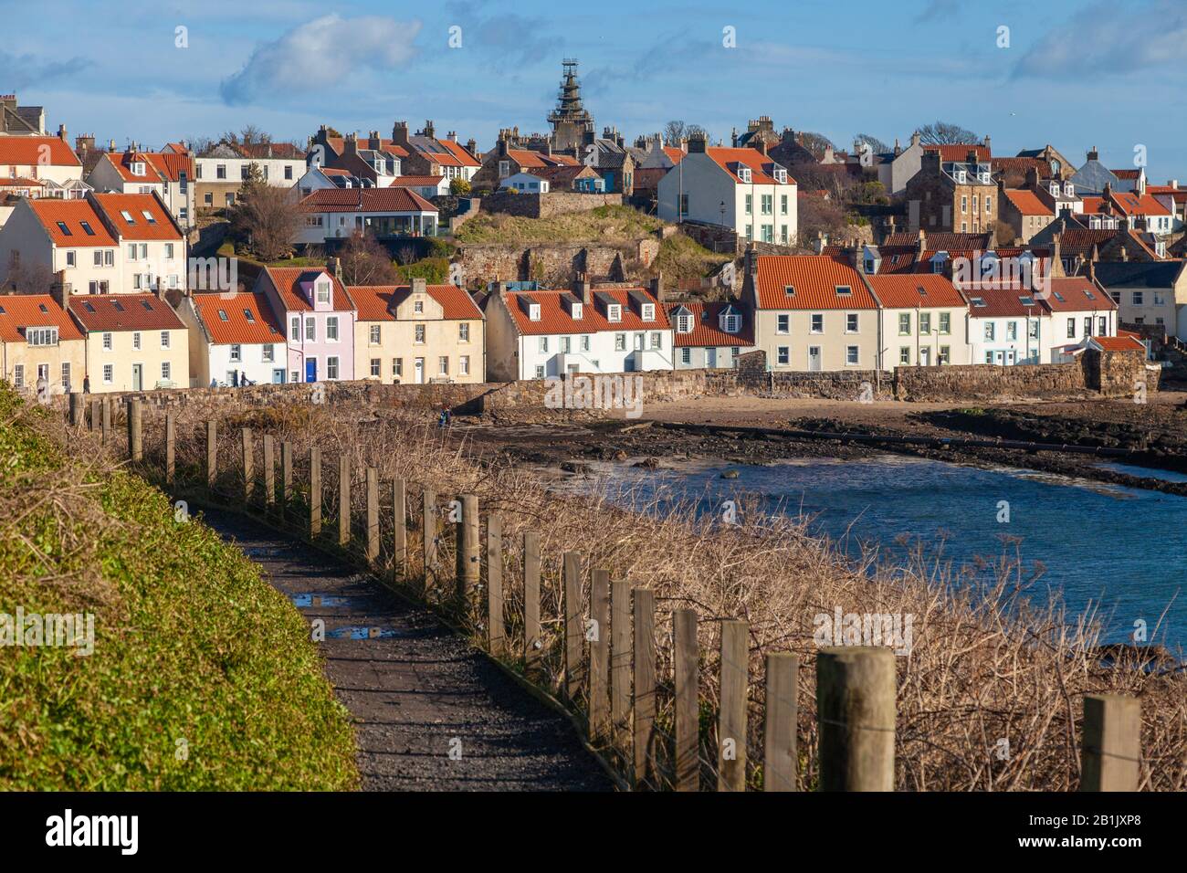 Gehen Sie in Richtung Pittenweem entlang des Fife Coastal Path im schottischen Ostneuk. Stockfoto
