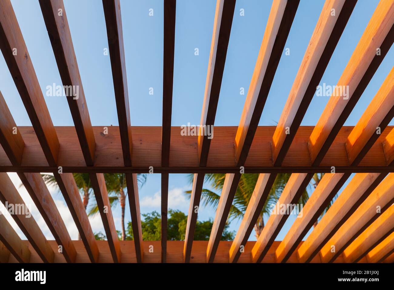 Sonnenschutz Strukturperspektive unter blauem Himmel am sonnigen Sommertag. Holzbohlen Stockfoto