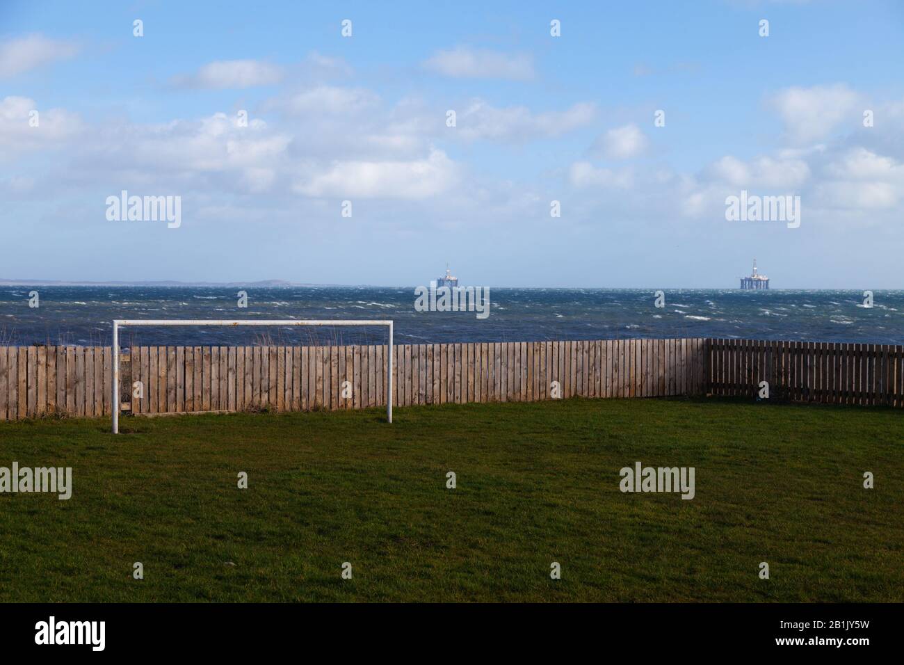 Eingezäunt im Fußballplatz für Kinder neben der Küste in West Wemyss, Fife, Schottland. Stockfoto