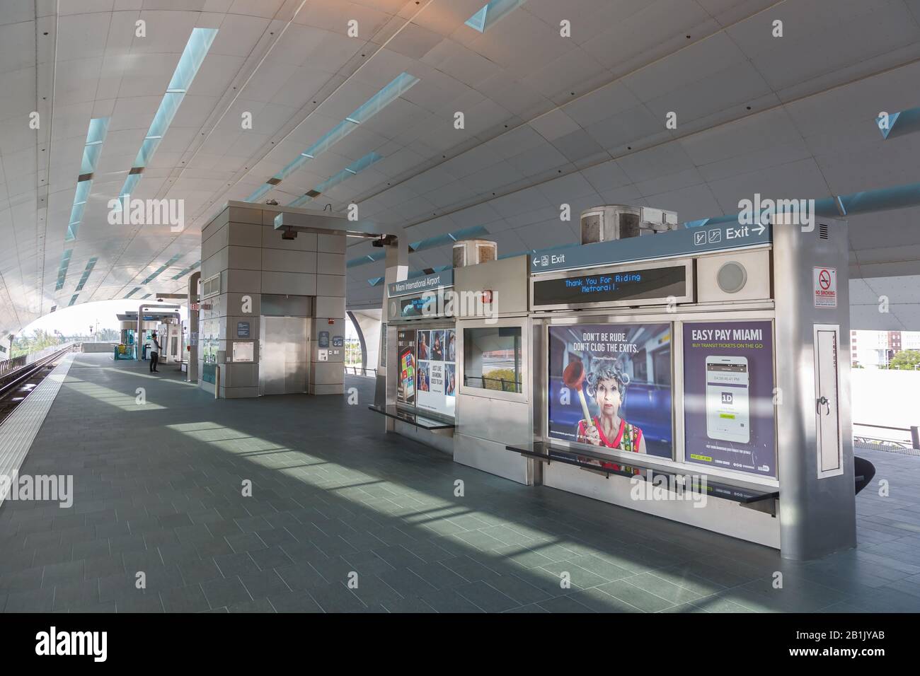 Miami, Florida - 3. April 2019: Metrorail Metro Station am Miami Airport (MIA) in Florida. Stockfoto