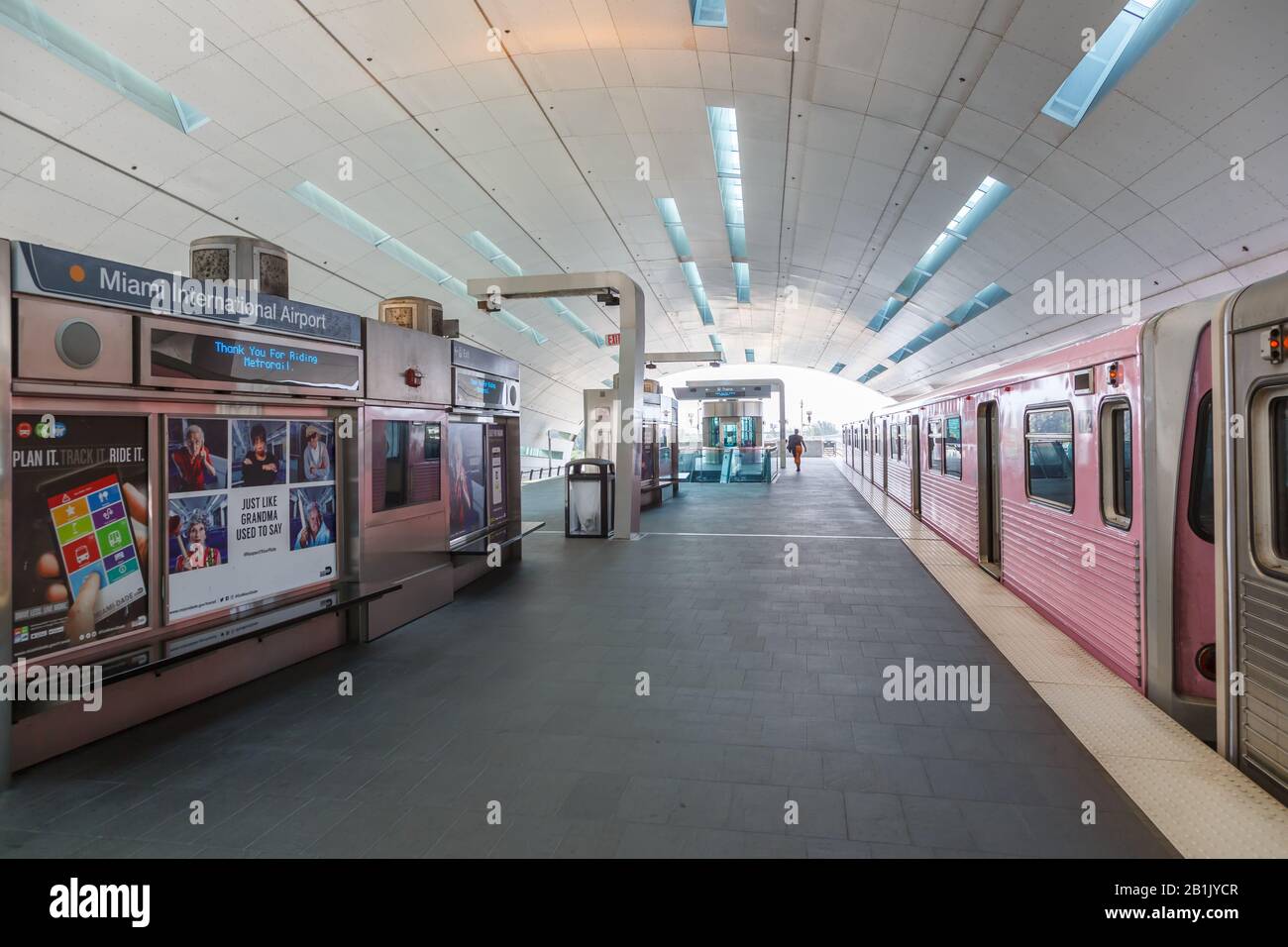 Miami, Florida - 3. April 2019: Metrorail Metro Station am Miami Airport (MIA) in Florida. Stockfoto