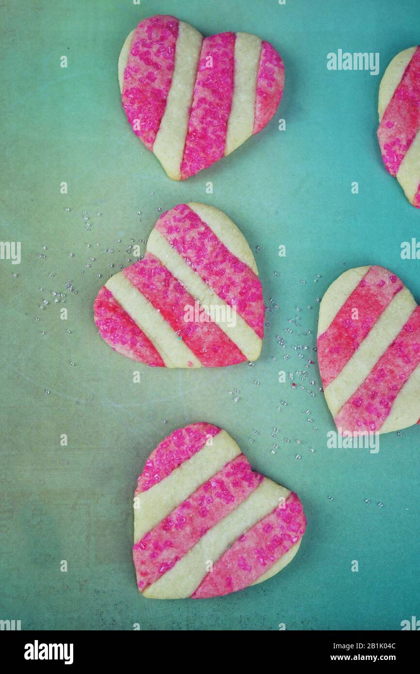 Valentinstag pink gestreifte Herzplätzchen, selektiver Fokus Stockfoto