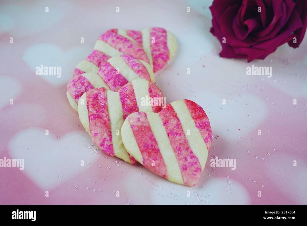 Valentinstag pink gestreifte Herzplätzchen, selektiver Fokus Stockfoto