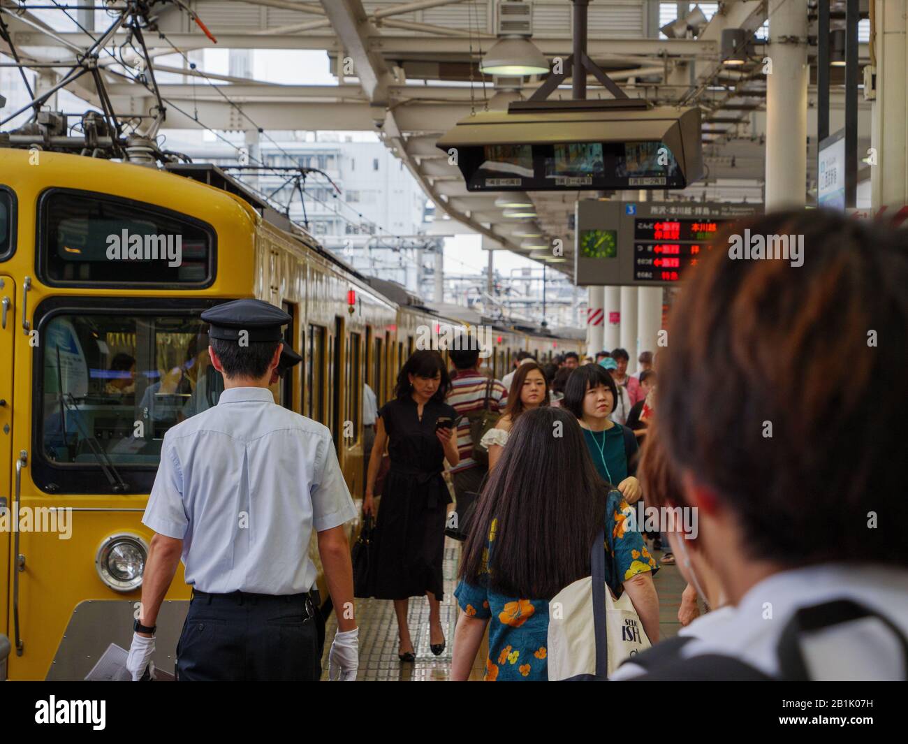 Shinjuku, Japan - 2 9 19: Der zug der seibu-shinjuku-Linie fährt in eine belebte Station Stockfoto