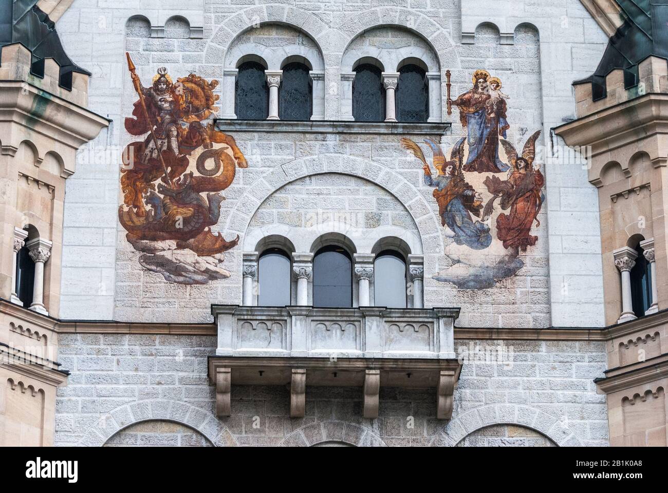 Füssen, Deutschland - 29. Juni 2016. Mauer des Schlosspalastgebäudes Schloss Neuschwanstein mit den Patrona Bavariae und den St. Georgsfresken, Fenster Stockfoto
