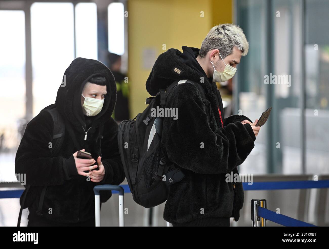 Passagiere, die Gesichtsmasken auf dem Flughafen Brno Turany tragen, nachdem sie am Mittwoch, 26. Februar 2020, die reguläre Bergemo-Brno-Verbindung, die Krise des Coronavirus-Ausbruchs in Italien, geadelt hatten. (CTK Foto/Igor Zehl) Stockfoto