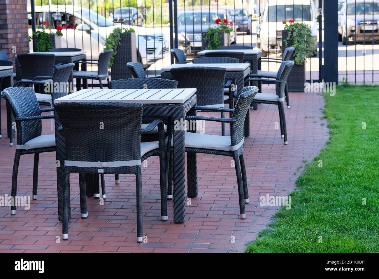 Leere Kaffeeterasse mit Sitzgelegenheiten und Stühlen im Freien aus Rattan Stockfoto