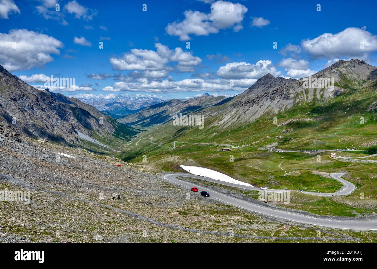 Panoramablick auf die Straße von Val Varaita nach Colle dell'Agnello, 2748 Meter hoch Stockfoto