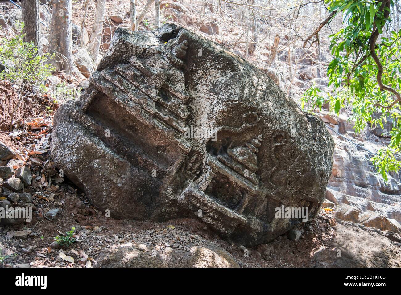 Panhale Kaji oder Panhalakaji Caves, District- Sindhudurg, Maharashtra, Indien: Loser Felsbrocken mit geformten Platten in der Nähe des Wegs zur Höhle Nr. Stockfoto