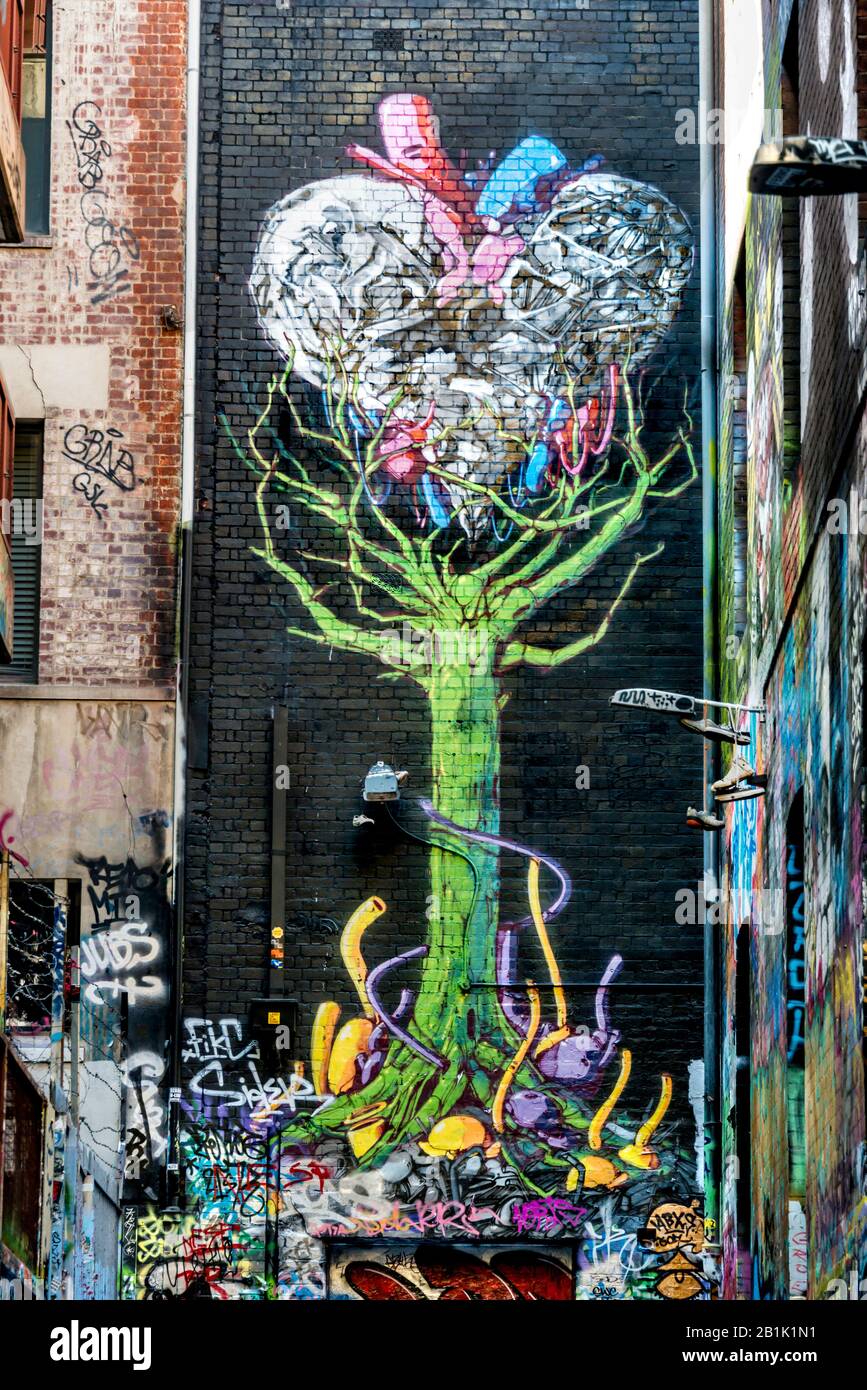 Gemälde von Baum des Lebens, mit einem großen Herzdesign, entlang einer Gasse mit Graffit, Hosier Street, Melbourne Lanes, Melbourne, Victoria, Au Stockfoto