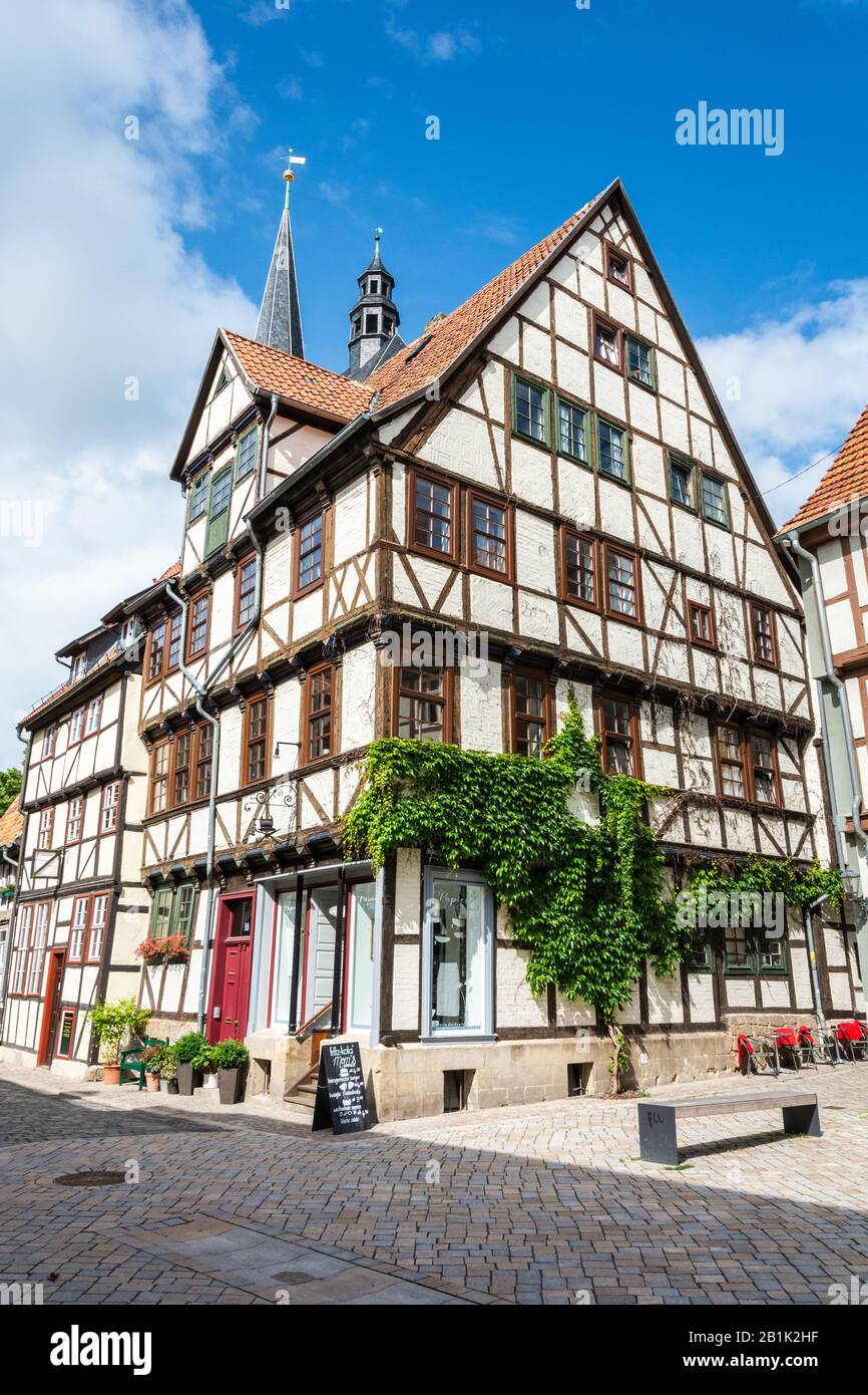 Quedlinburg, Deutschland - 19. Juni 2016. Traditionelles historisches Fachwerkgebäude in Quedlinburg mit Gewerbeimmobilien. Stockfoto